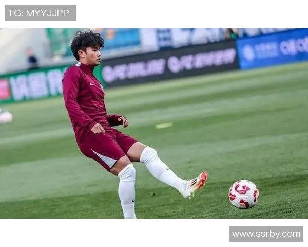 足球球星进球后双手遮脸展现独特庆祝方式引发球迷热议